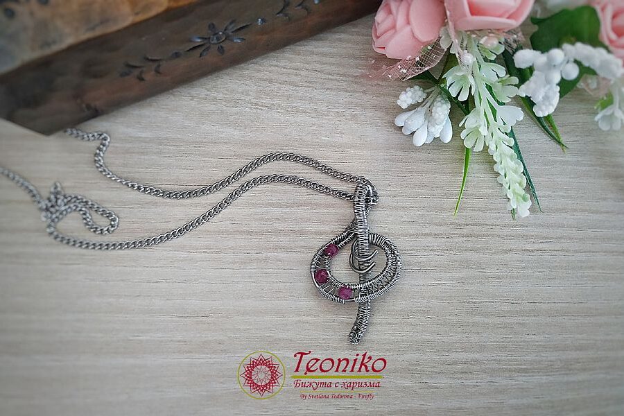 Ръчно изработена висулка с корунди